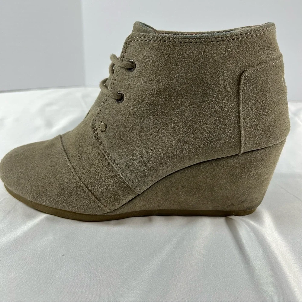 TOMS Women’s Suede LaceUp Wedge Ankle Bootie Comfortable, Size 8‎